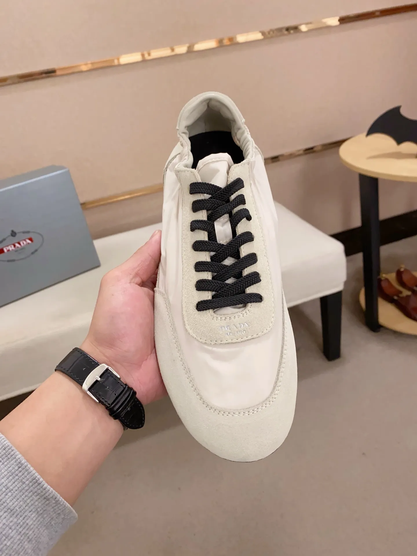 Men's shoes 💰 500💰 ✔️✔️✔️High version High-quality new PRADA counters are launched simultaneously. The new men's shoes and 😘fabrics are selected from first-layer cow suede and waterproof fabrics, and are made by pure handicrafts. Lining: Full sheepskin lining. 👍🏿 High-end ☄️ air-cushion molded anti-slip rubber outsole, exquisite lines, simple and elegant, comfortable and high-end for leisure travel. Number of yards: 38 to 44. Can be customized45